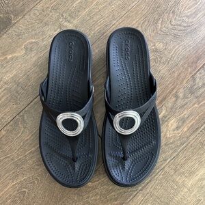 Crocs Sanrah O-Ring Wedge Flip Flop Black Silver Thong Sandals Slip Ons Size 8